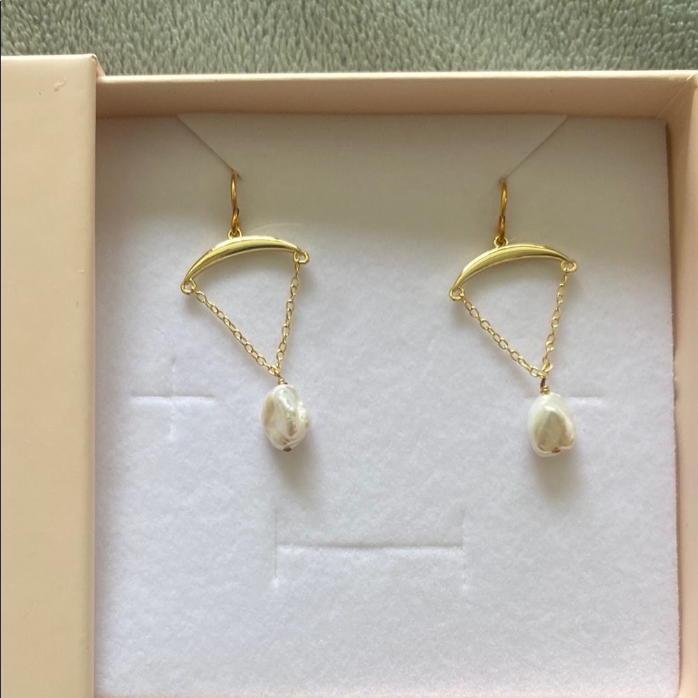 Misha Hawai’i crescent pearl earrings